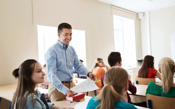 Groep van studenten en leraar met testresultaten — Stockfoto