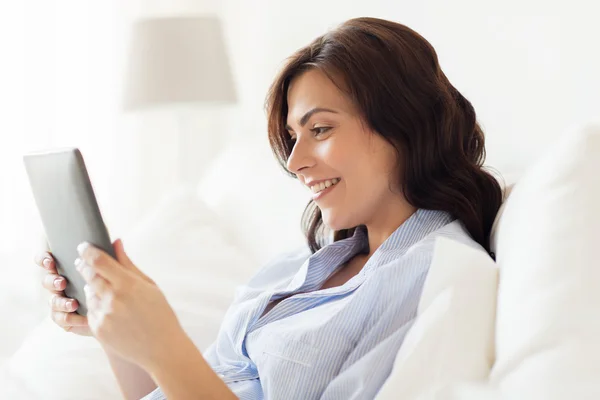 Tablet pc を家庭で笑顔の女性 — ストック写真
