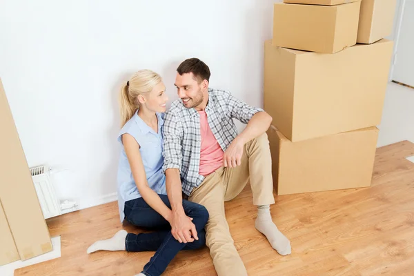 Casal com caixas de papelão se mudando para nova casa — Fotografia de Stock