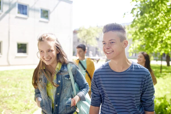 Groupe d'adolescents heureux marchant à l'extérieur — Photo