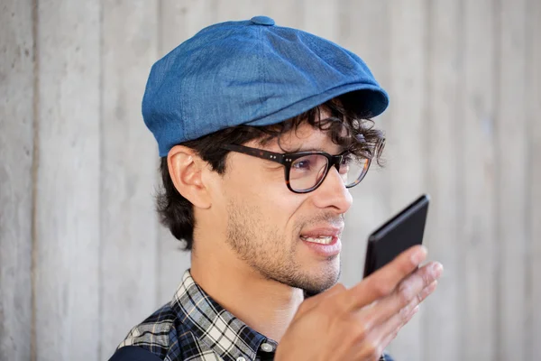 Mann nimmt Stimme auf oder telefoniert mit Smartphone — Stockfoto