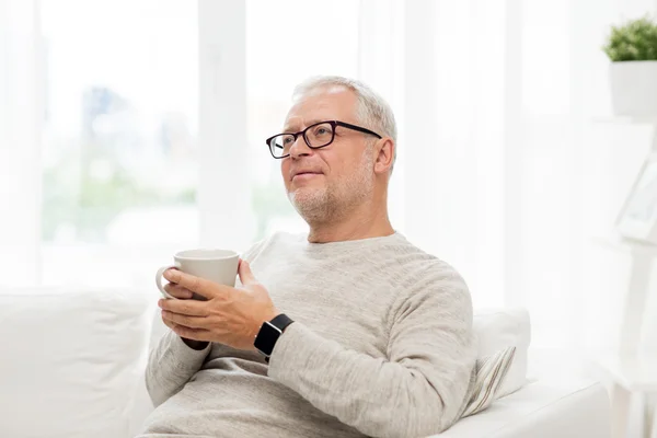 Glücklicher Senior mit Tasse Tee zu Hause — Stockfoto