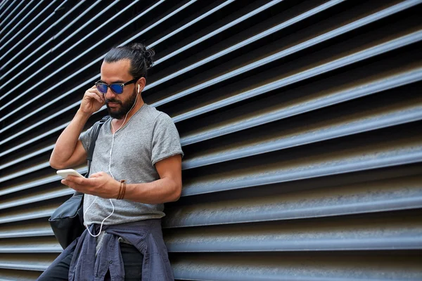 Hombre con auriculares y Smartphone en la calle City — Foto de Stock