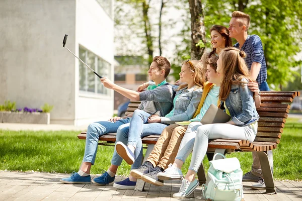 Happy dospívající studenti s selfie do smartphone — Stock fotografie