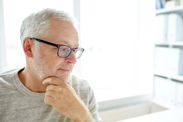 Primer plano del hombre mayor en gafas pensando — Foto de Stock