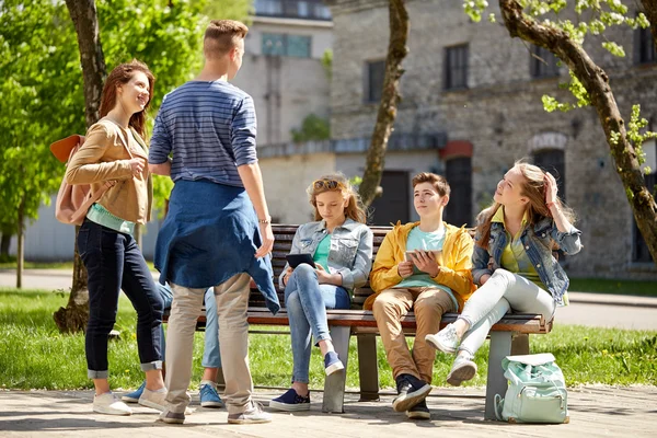 Okul bahçesinde tablet pc ile genç öğrenciler — Stok fotoğraf