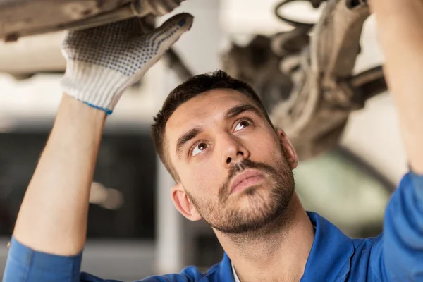 Mekaniker man eller smith reparera bilen på verkstad — Stockfoto