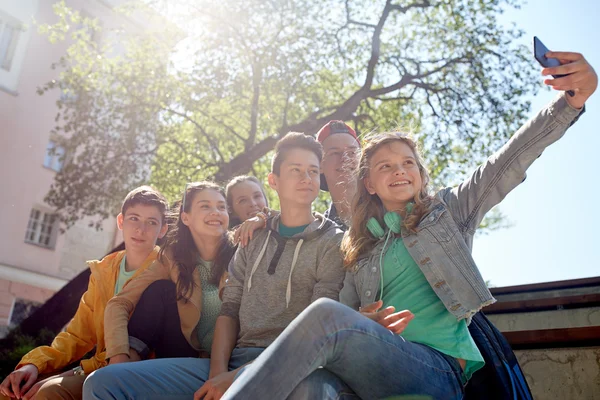 Happy teenage studenter som selfie av smartphone — Stockfoto