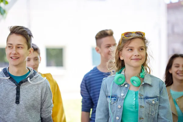 Grupp glada tonåriga elever promenader utomhus — Stockfoto