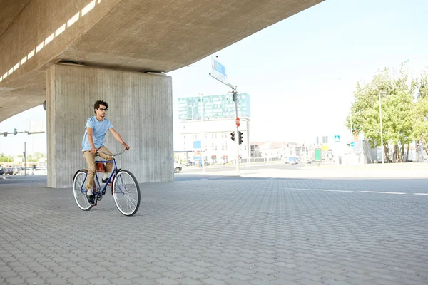 Jovem hipster homem equitação fixo engrenagem bicicleta — Fotografia de Stock