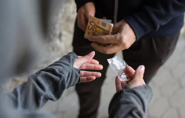 Primer plano de la dosis de compra de adictos del traficante de drogas — Foto de Stock