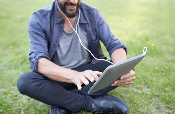 Primer plano del hombre con la PC tableta y auriculares —  Fotos de Stock