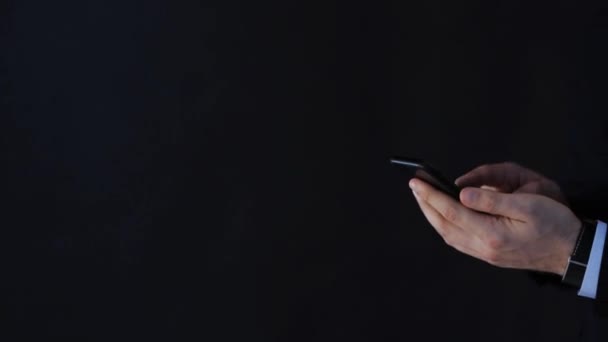 Mãos de homem de negócios tocando tela do smartphone — Vídeo de Stock