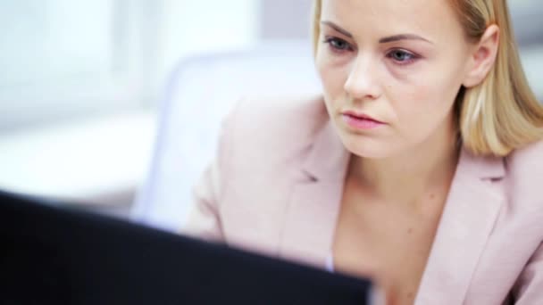 Gestresste Geschäftsfrau mit Computer im Büro — Stockvideo