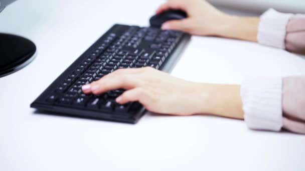 Mujer manos escribiendo en el teclado de la computadora en la oficina — Vídeo de stock