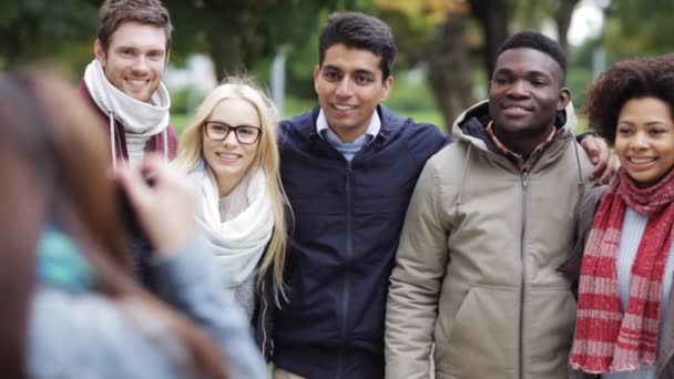 Happy vrienden fotograferen in park — Stockvideo