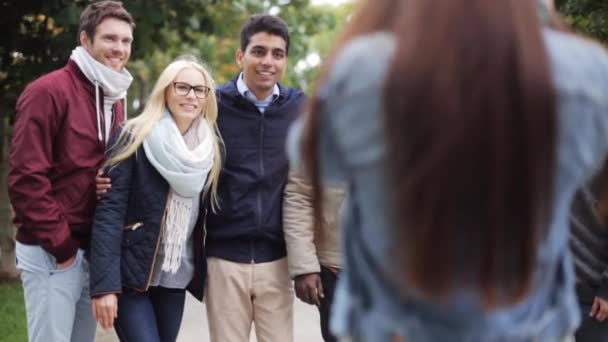 Amigos felizes fotografando no parque — Vídeo de Stock