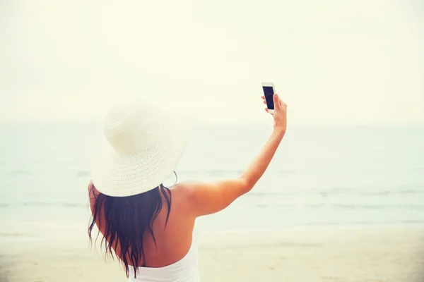 Usmívající se mladá žena se selfie s chytrým telefonem — Stock fotografie
