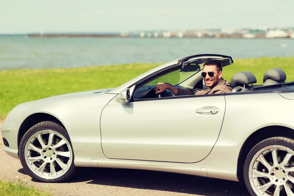 Glücklicher Mann fährt Cabrio im Freien — Stockfoto