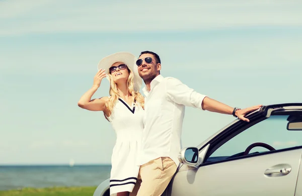 Lycklig man och kvinna som kramas nära bil till sjöss — Stockfoto