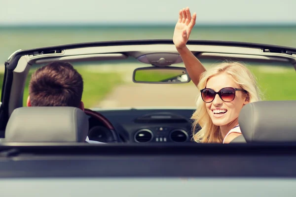 Feliz hombre y mujer conduciendo en coche cabriolet —  Fotos de Stock