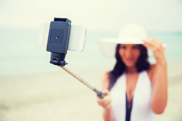 Χαμογελώντας νεαρή γυναίκα λαμβάνοντας Selfie με Smartphone — Φωτογραφία Αρχείου