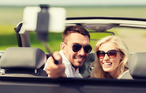 Glückliches Paar macht Selfie mit Smartphone im Auto — Stockfoto