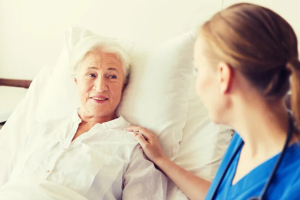 Médecin ou infirmière visitant une femme âgée à l'hôpital — Photo