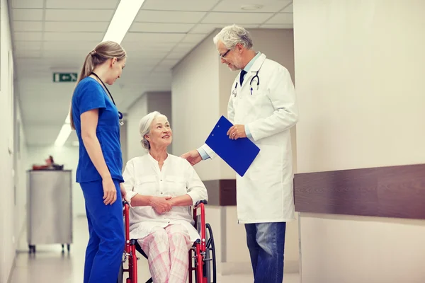 Sjukvårdare och senior kvinna i rullstol på sjukhus — Stockfoto