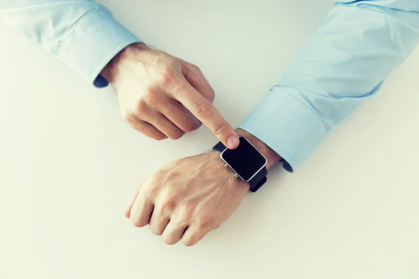 Крупным планом мужские руки настраивают умные часы — стоковое фото