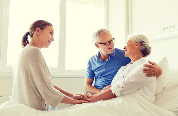 Glückliche Familie besucht Seniorin im Krankenhaus — Stockfoto