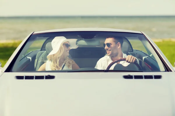 幸せな男と女のカブリオレ車の運転 — ストック写真