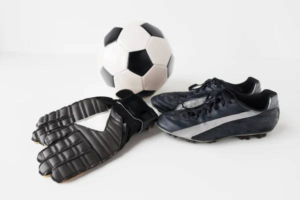 Primer plano de la pelota de fútbol, botas de fútbol y guantes —  Fotos de Stock