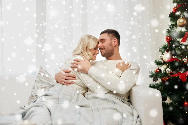 Casal feliz em casa com árvore de natal — Fotografia de Stock