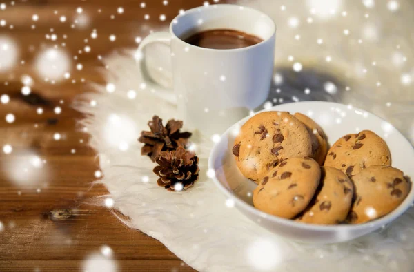 Cups of hot chocolate with cookies on fur rug — Stock Photo, Image