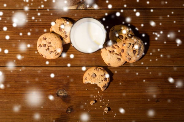 Nahaufnahme von Haferkeksen und Milch auf Holztisch — Stockfoto