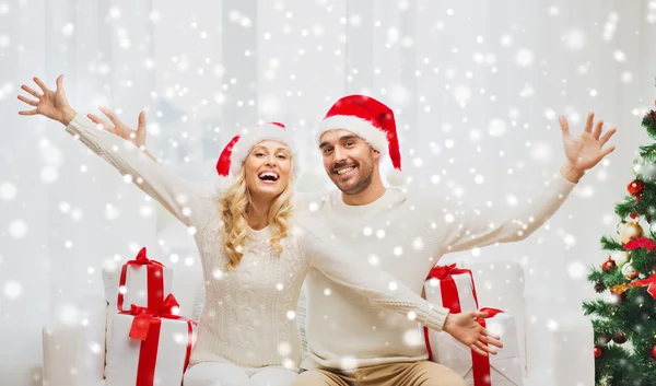 Feliz pareja en casa con cajas de regalo de Navidad — Foto de Stock