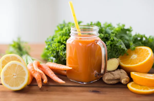 Cruche en verre de jus de carotte, fruits et légumes — Photo