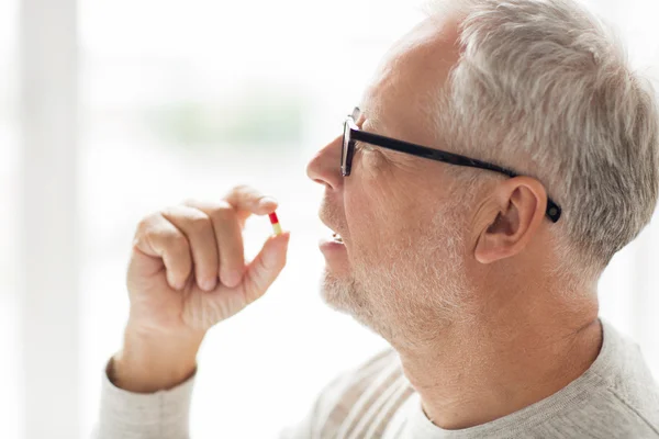 年配の男性が薬ピルを服用のクローズ アップ — ストック写真