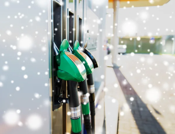 Close up van benzine slang bij benzinestation — Stockfoto
