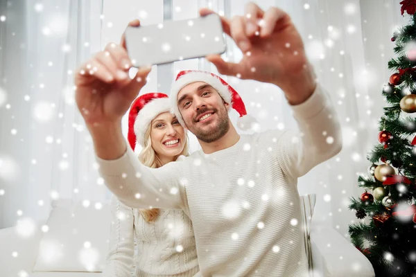 Casal tomando selfie com smartphone no Natal — Fotografia de Stock