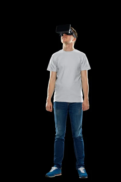 Homem feliz no fone de ouvido realidade virtual ou óculos 3d — Fotografia de Stock