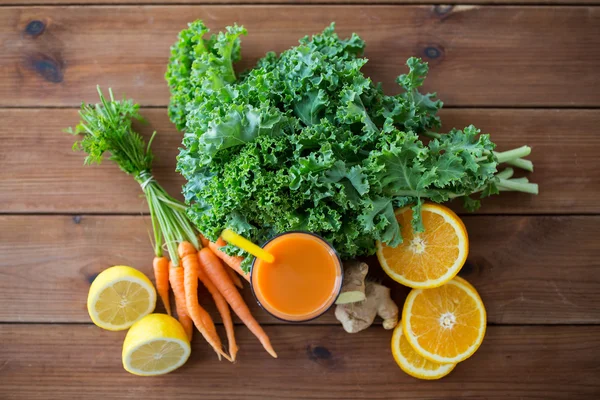 Склянка морквяного соку, фруктів та овочів — стокове фото