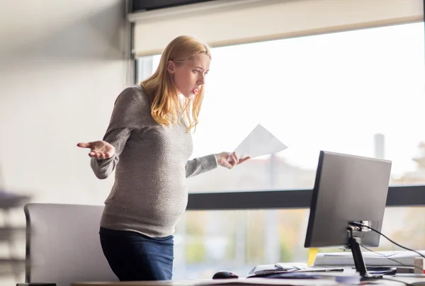 Empresaria embarazada estresándose en el trabajo de oficina — Foto de Stock