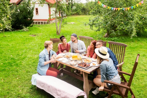Glada vänner som åt middag på sommaren trädgårdsfest — Stockfoto