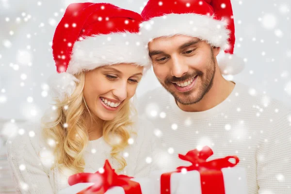 Feliz pareja en casa con cajas de regalo de Navidad — Foto de Stock