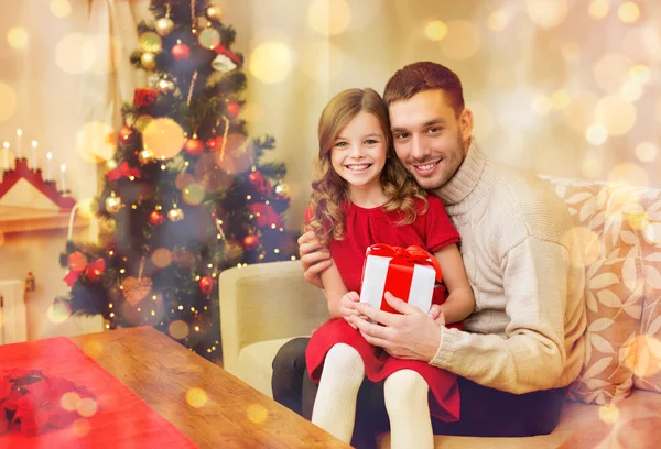 Sonriente padre e hija sosteniendo caja de regalo —  Fotos de Stock