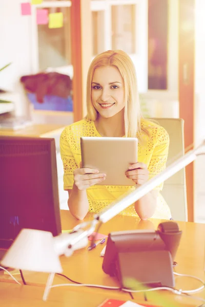 Trabajadora de oficina creativa feliz con la tableta PC — Foto de Stock