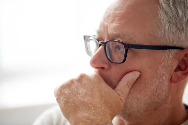 Gros plan de senior homme dans lunettes pensée — Photo