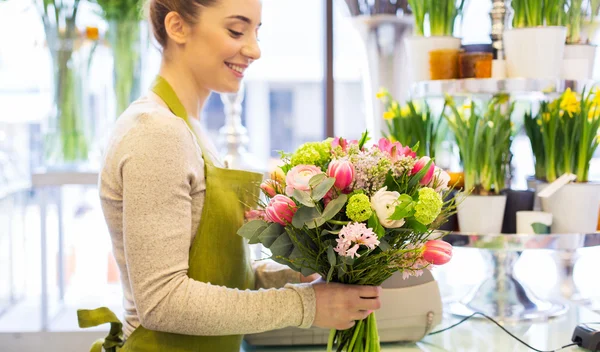 Крупним планом жінка робить букет в квітковому магазині — стокове фото